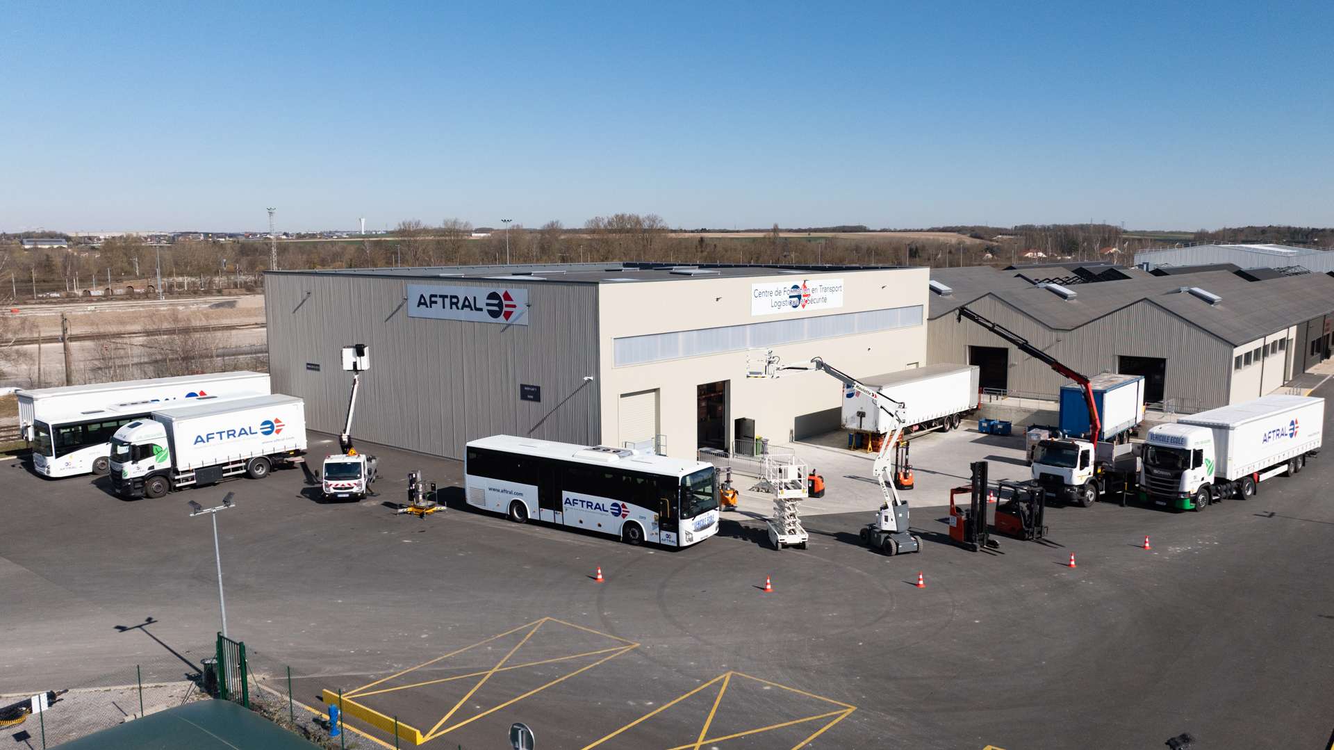 Photo de drone par Antoine Ravet d'un centre de formation à la logistique et au transport routier.