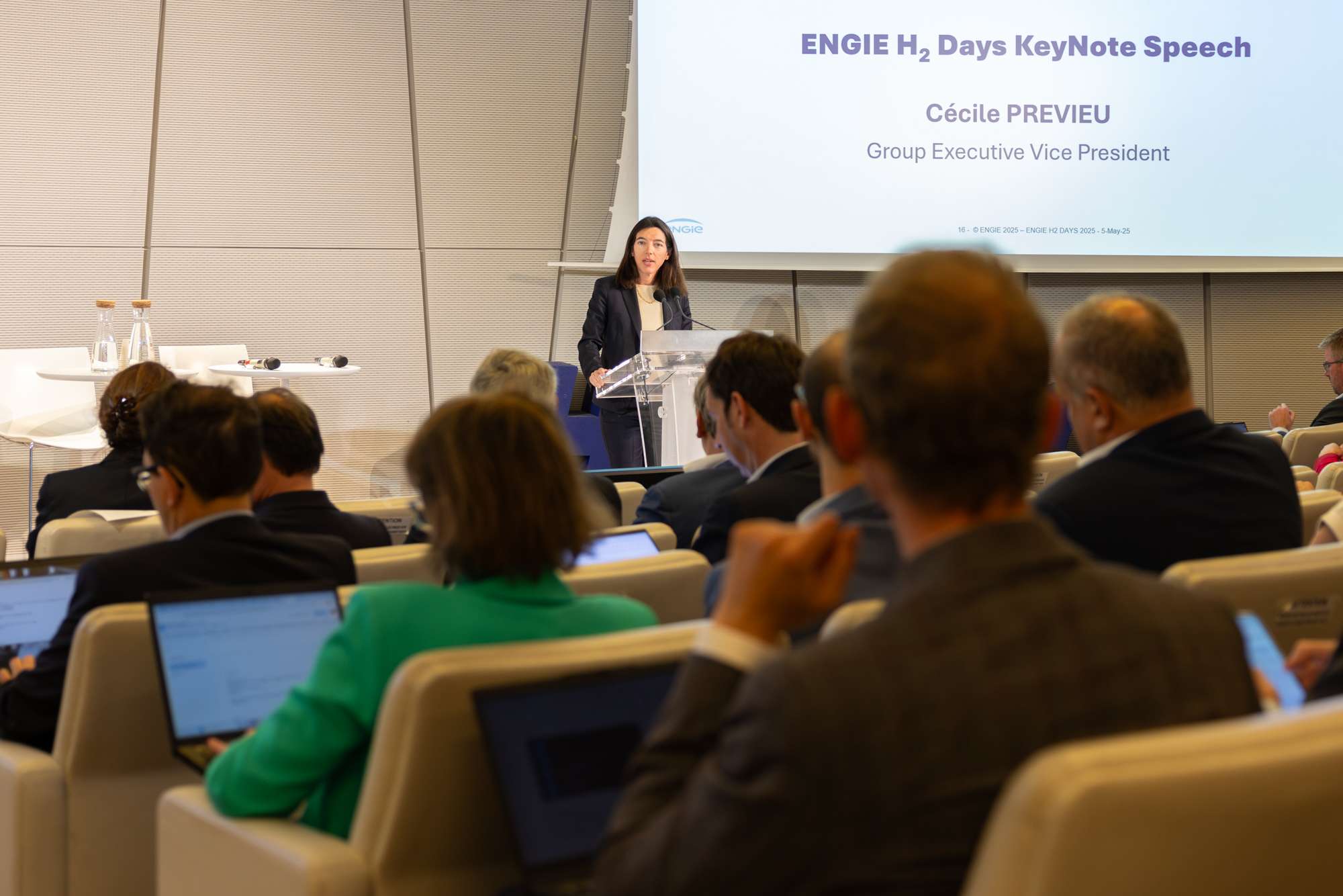 Conference d'une VP lors d'un symposium organisée par une entreprise internationale.