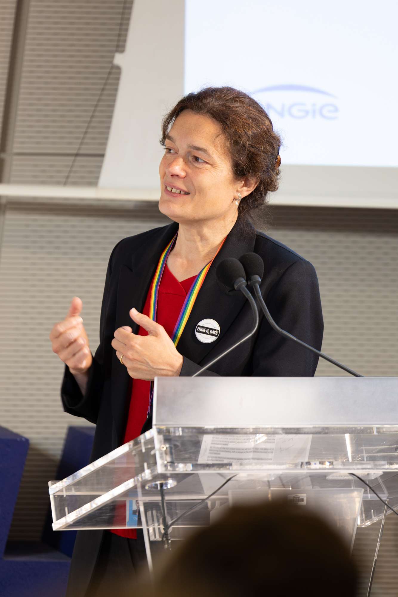 Portrait d'une CEO prenant la parole lors d'une conférence organisée pour une grande entreprise internationale