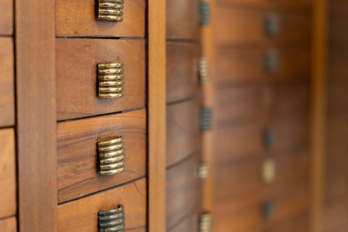 Intérieur d'une joaillerie artisanale à Paris.