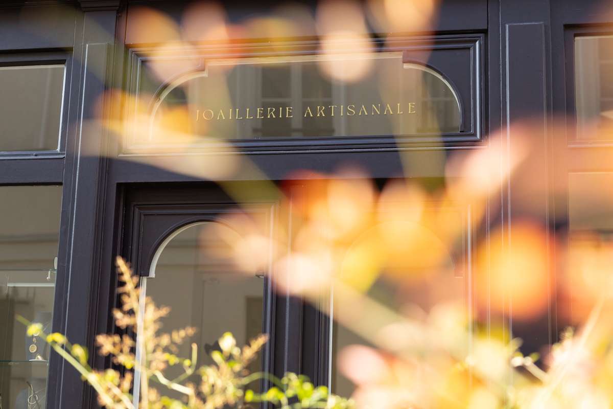 Vitrine de la joallerie Clara Jasmine à Paris