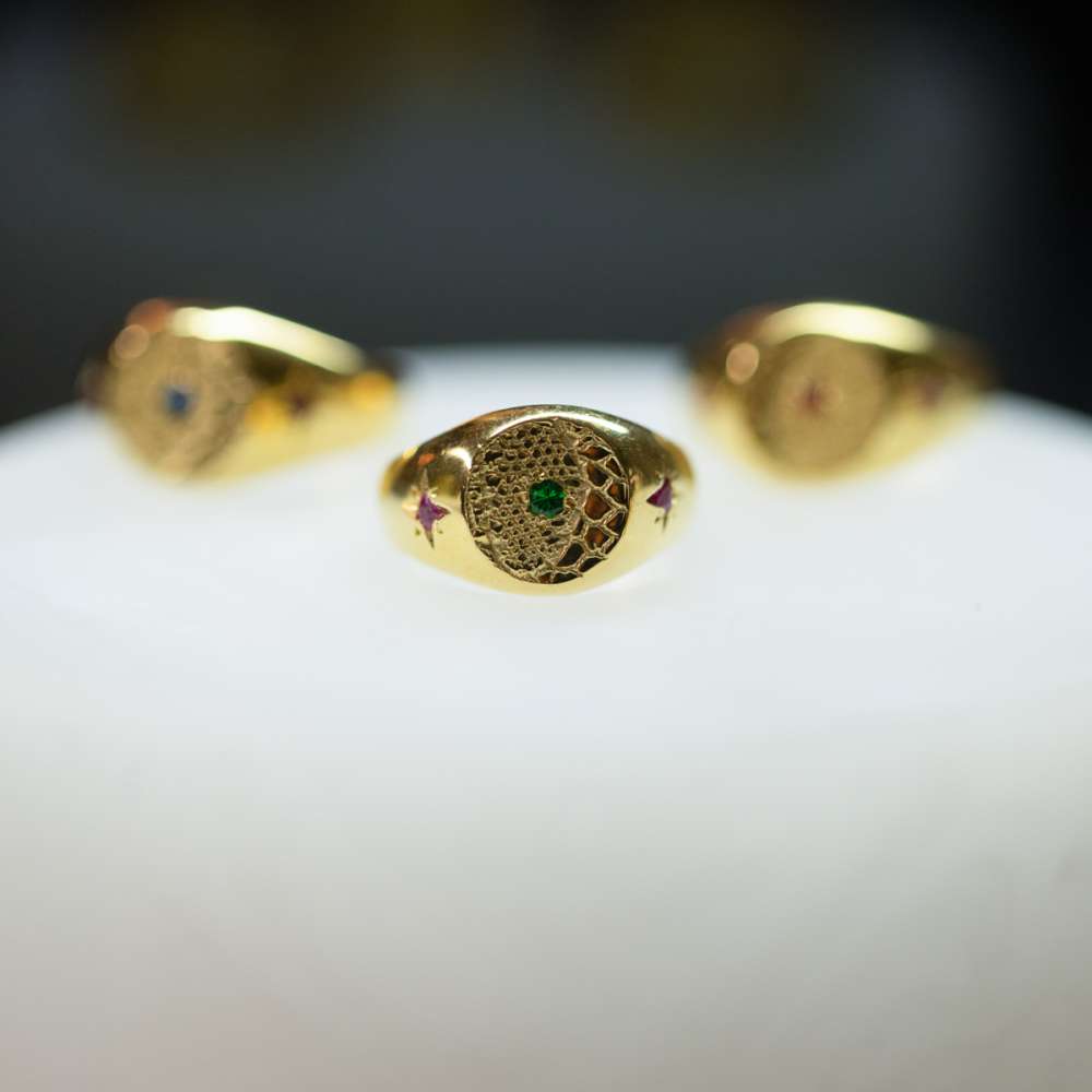 Photo macro de bagues d'une créatrice insallée dans le Marais à Paris.