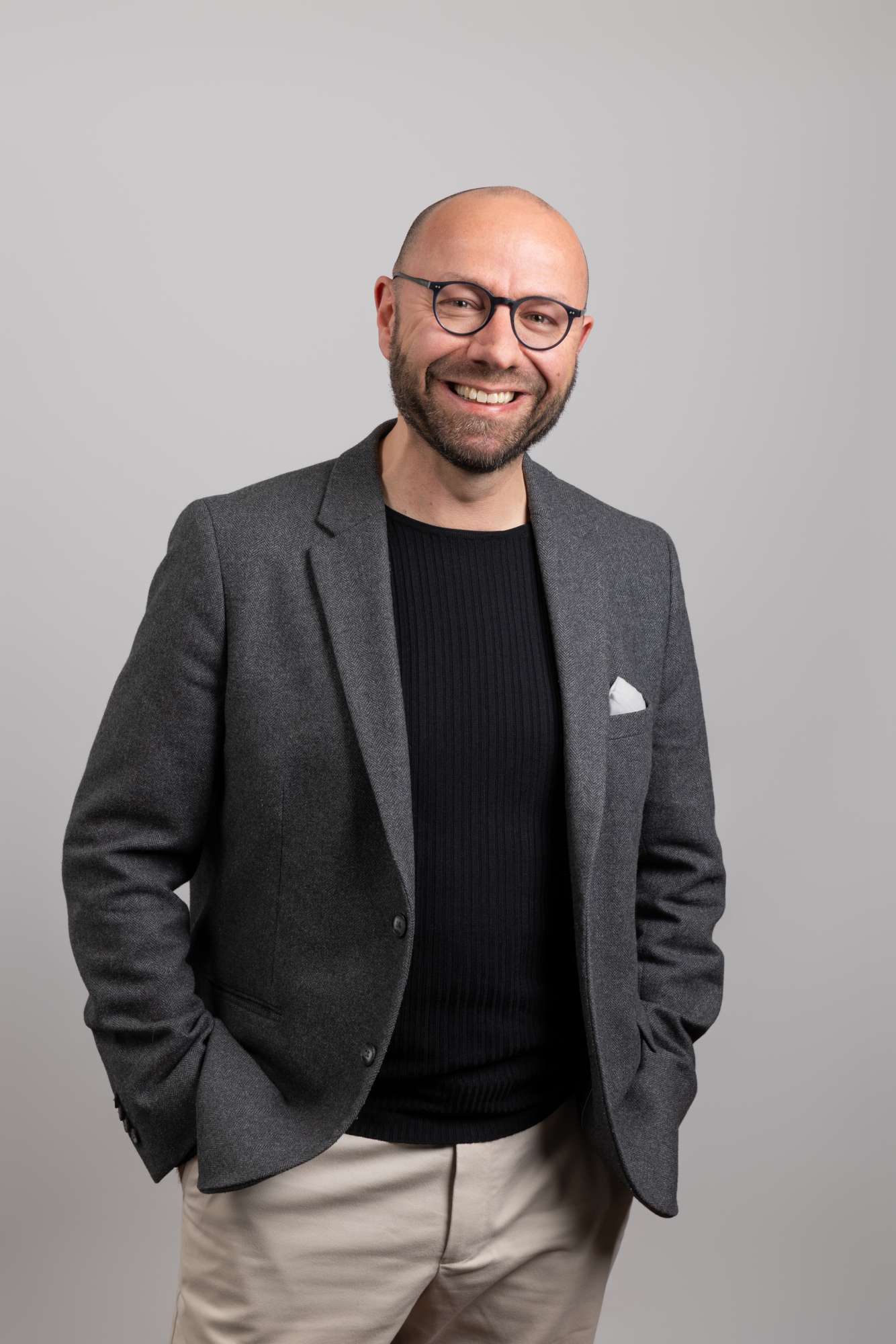 Portrait au studio pour un professionnel pour ses réseaux sociaux LinkedIn ou trombisnoscope à Paris. 