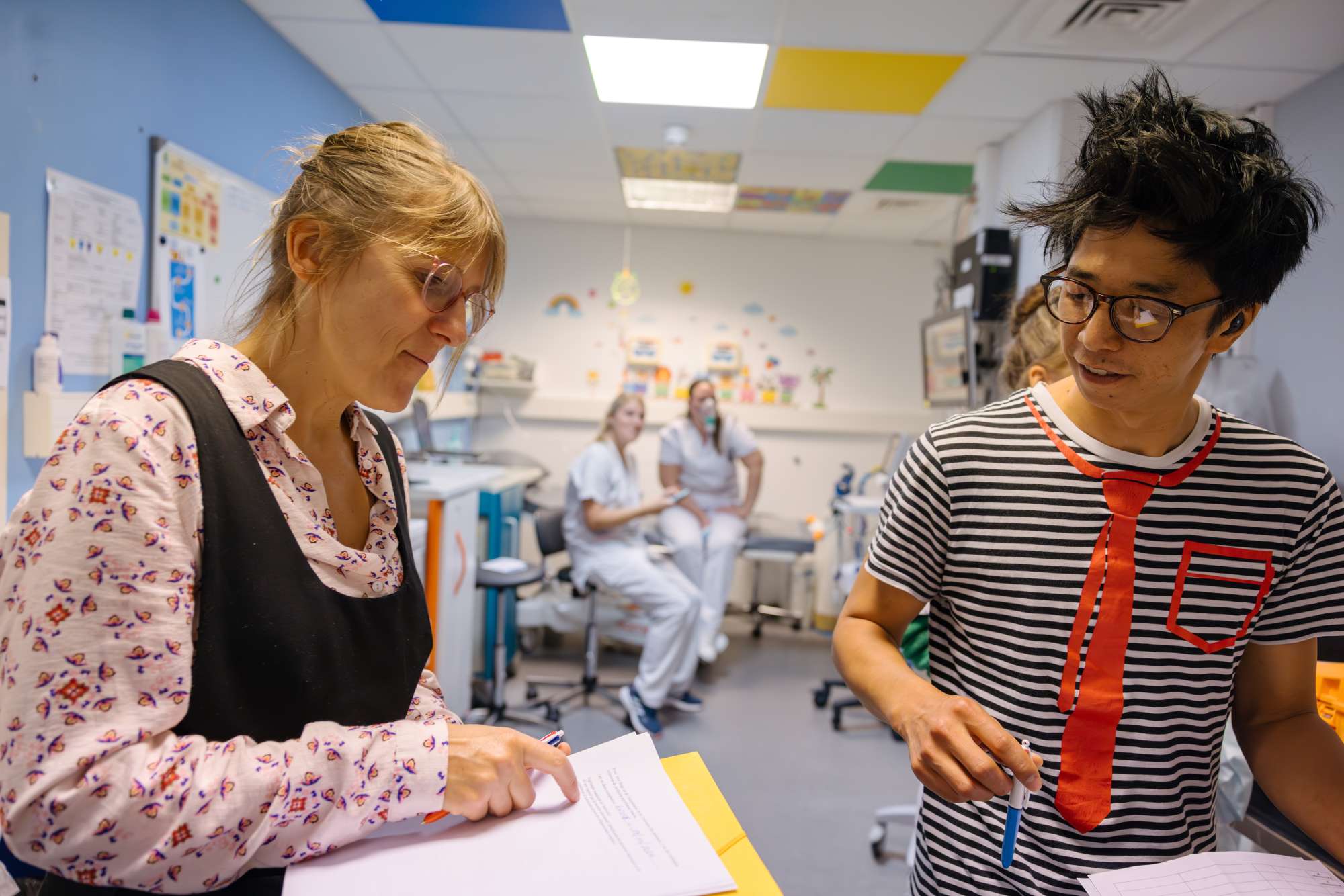 Photos de clowns préparant leur intervention auprès du service pédiatrique de l'hôpital de Pontoise.