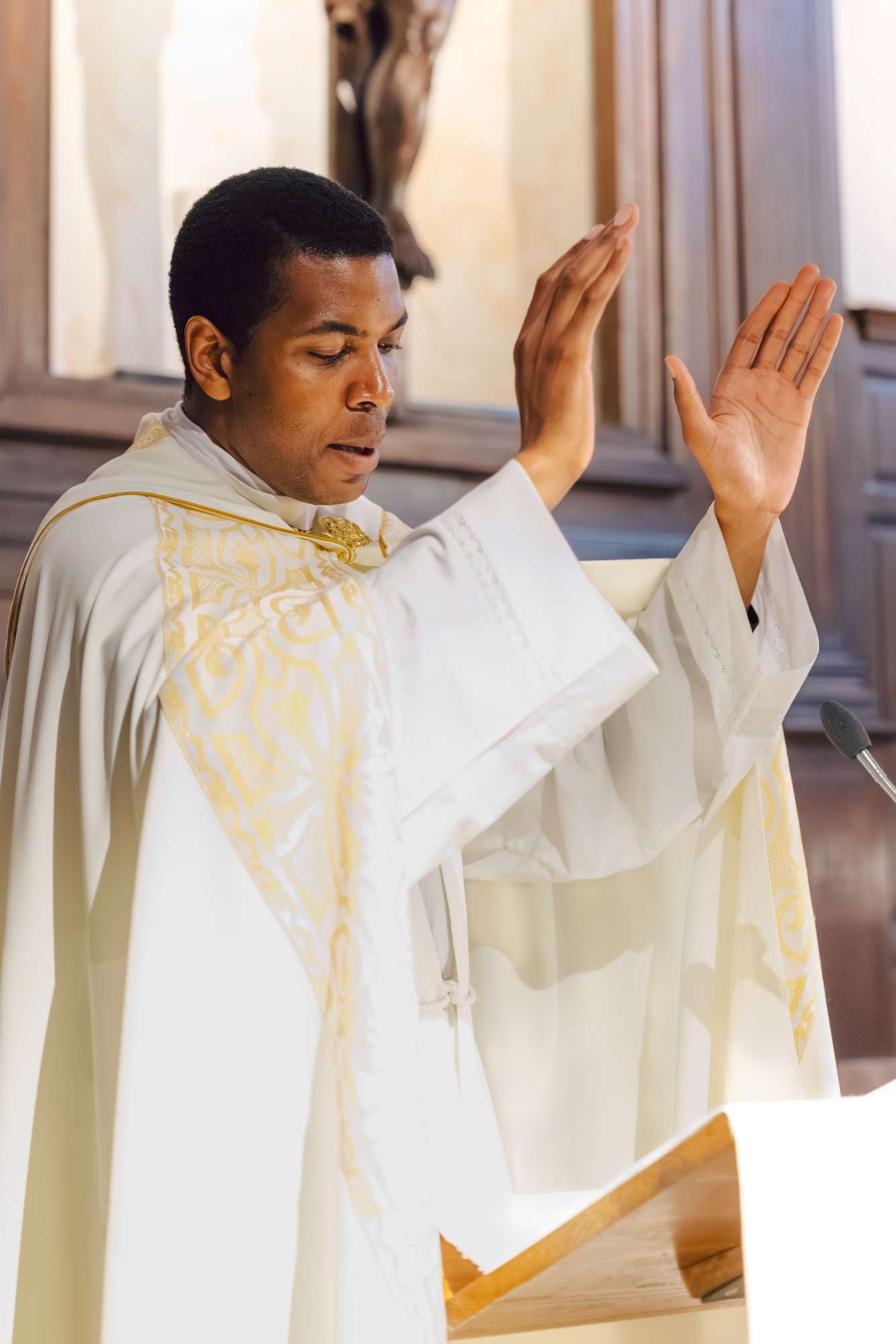 Quelque soit la religion, la bénédiction est importante, je me fais discret parce que c'est un moment de communionb entre vous et vos croyances.