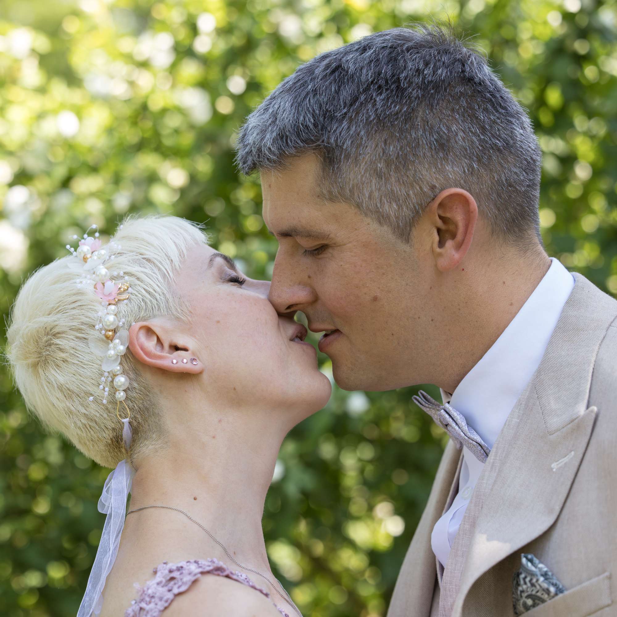 La photo de couple, c'est votre moment à tous les deux. On s'isole de la foule pour une instant de complicité au milieu de la fête.