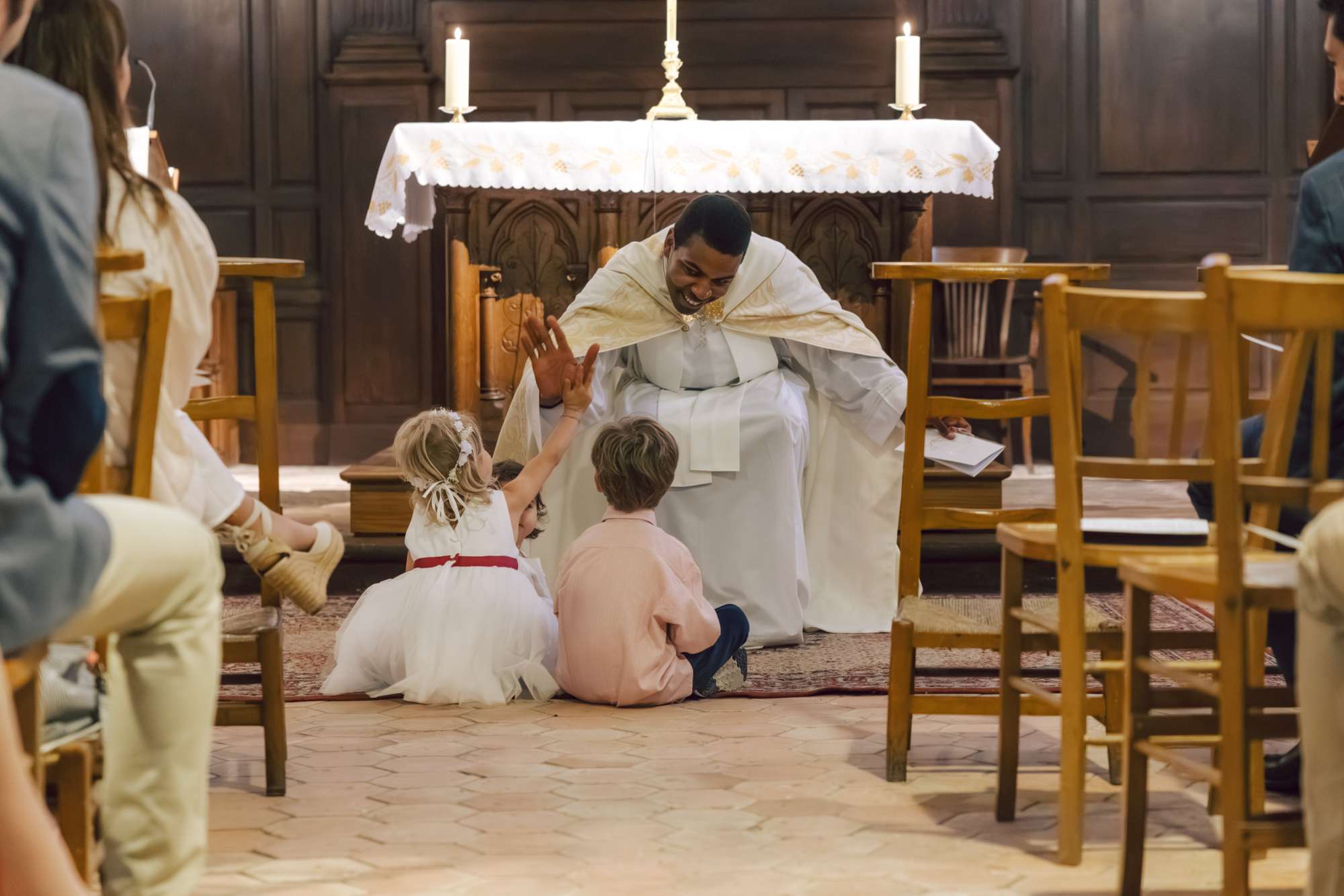 C'est un moment solennel, où la communauté accueille un enfant, mais c'est aussi des moments de joie et de légèreté!