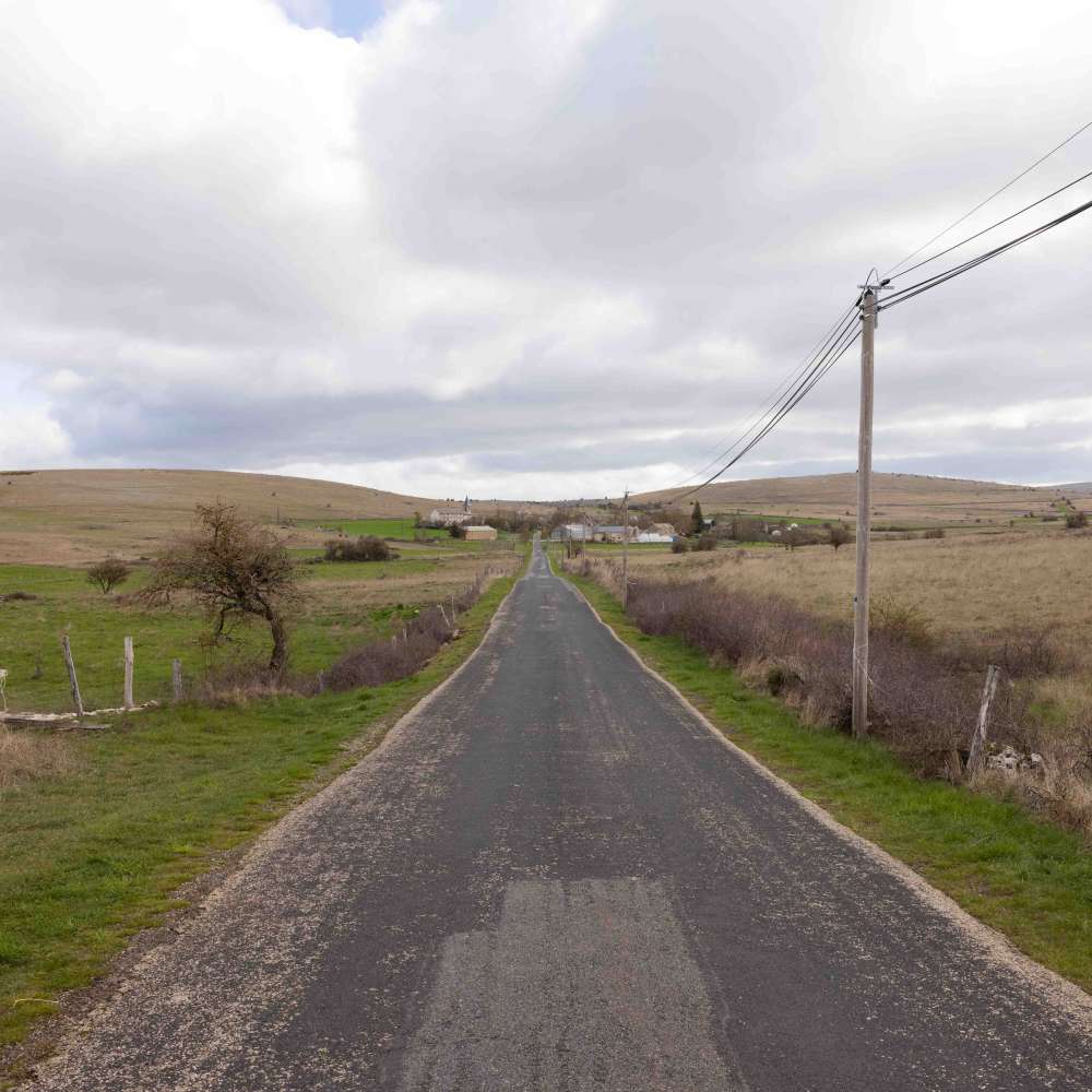 Route droite pointant vers le ciel.