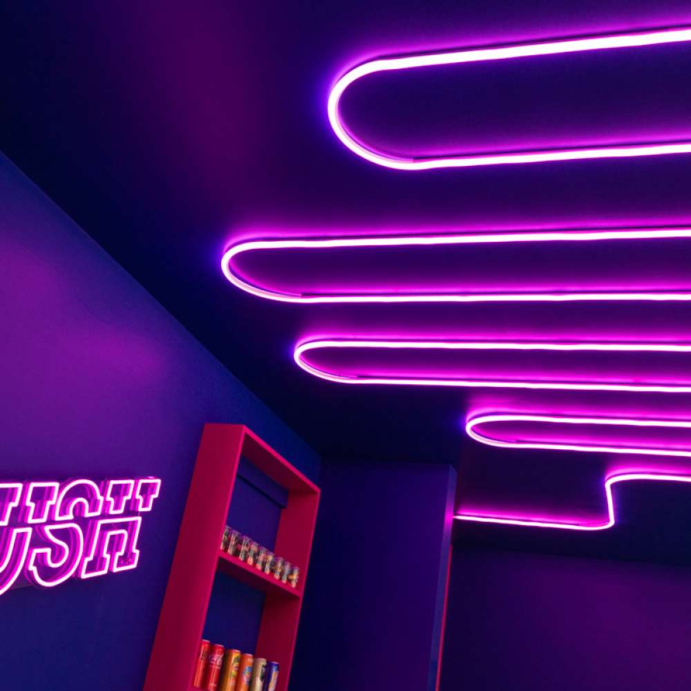 prise de vue intérieure des néons d'une salle spécialisée dans l'organisation de team-building.