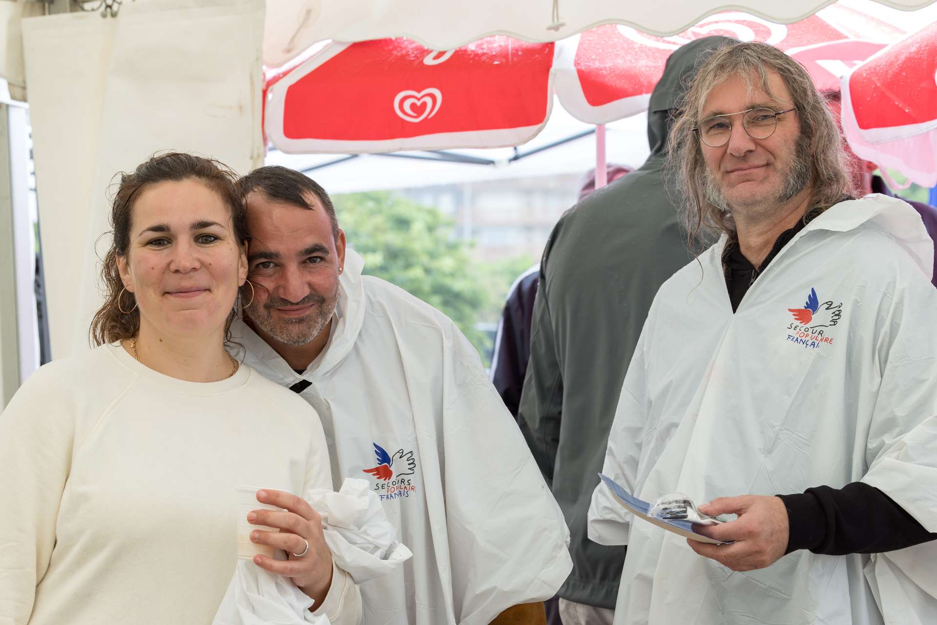 Phoot de trois bénévoles du Secours Populaire préparant la JOV