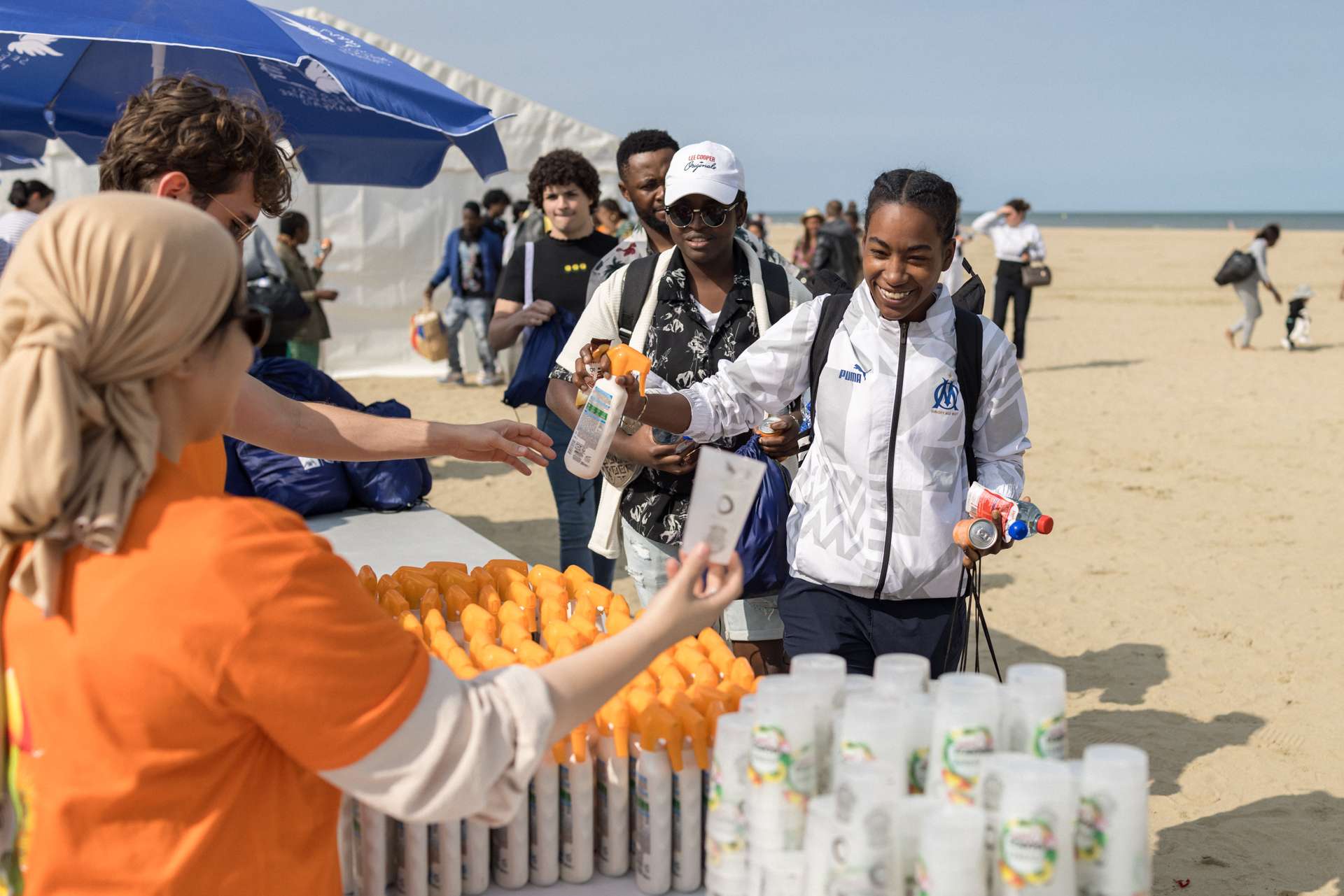 Distribution de goodies offerts par les partenaires du Secours Populaire.
