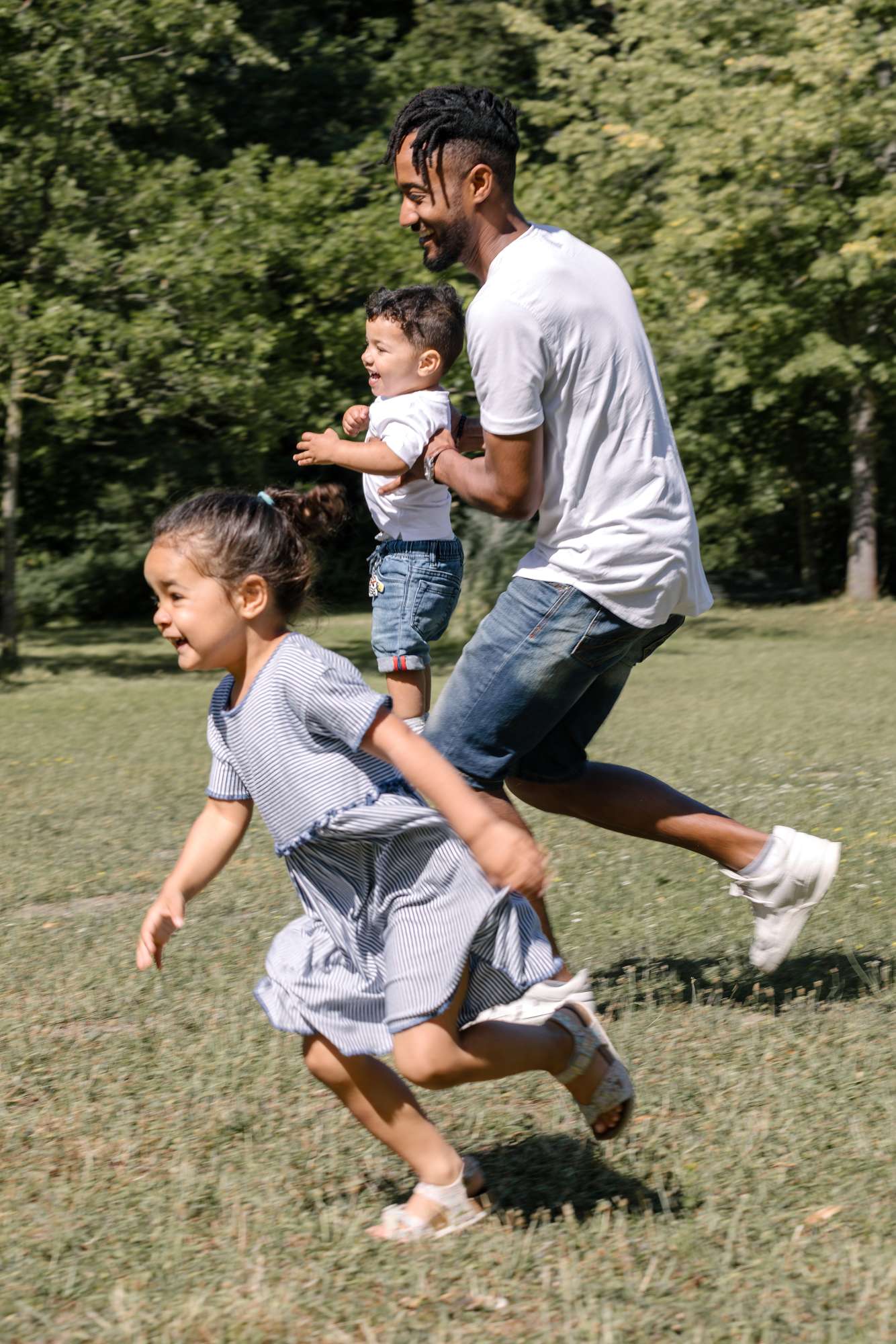 Un parc, du soleil, la joie d'un moment qu'on partage en famille.