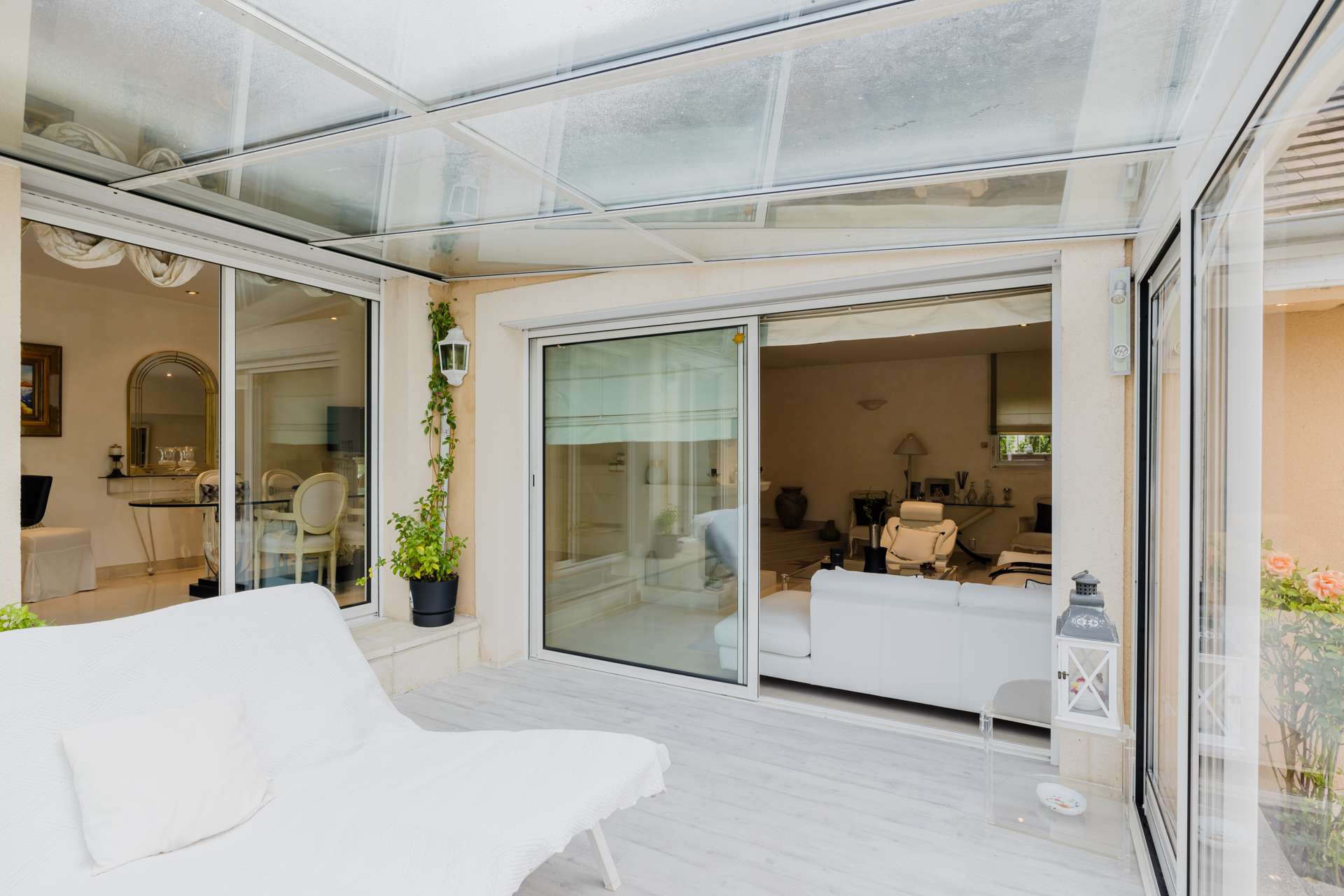 Photo immobiliere de l'intérieur d'une maison prise depuis la véranda à l'ultra grand-angle