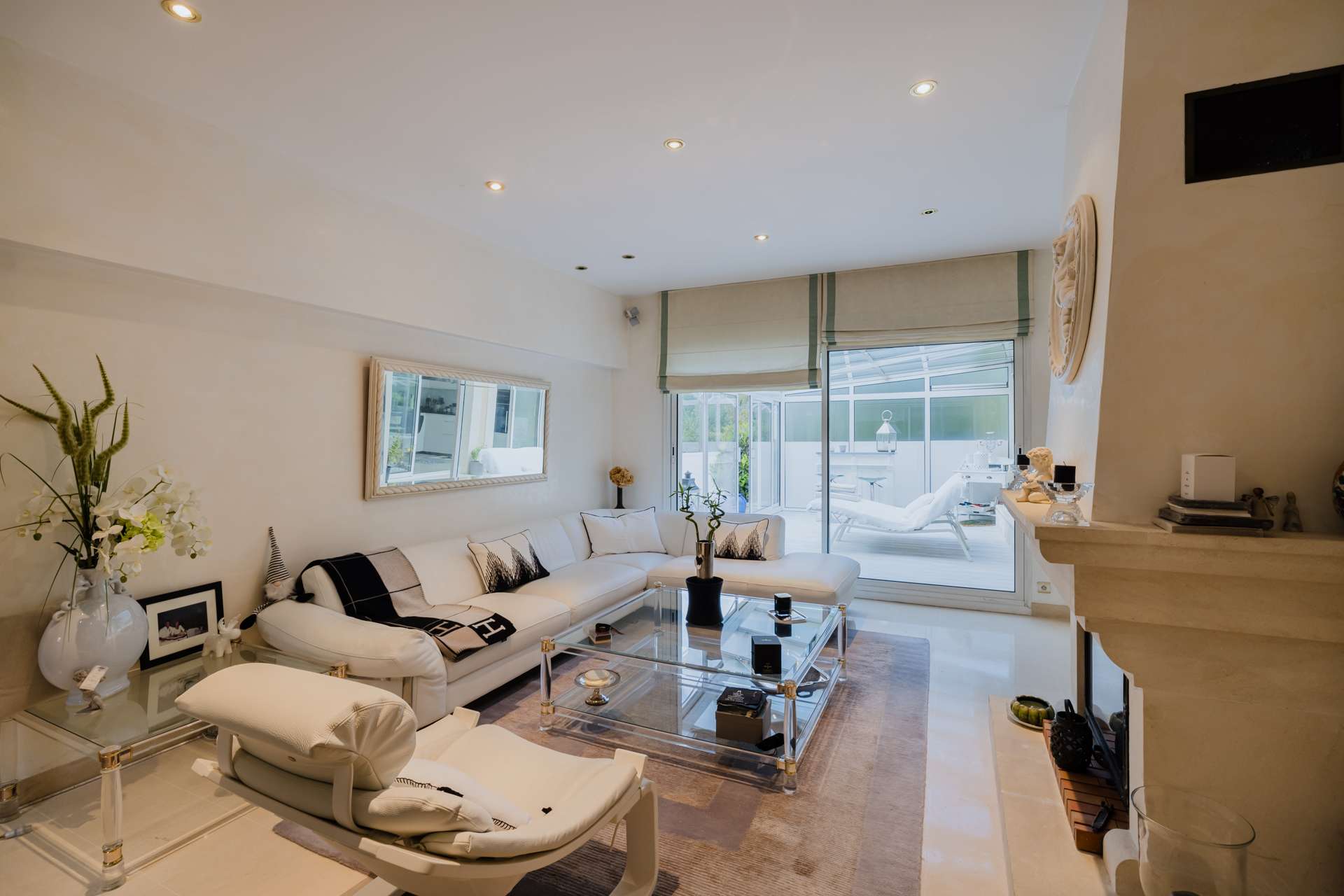 Photo immobilière du salon d'une maison, avec un aménagement intérieur blanc à l'ultra grand-angle